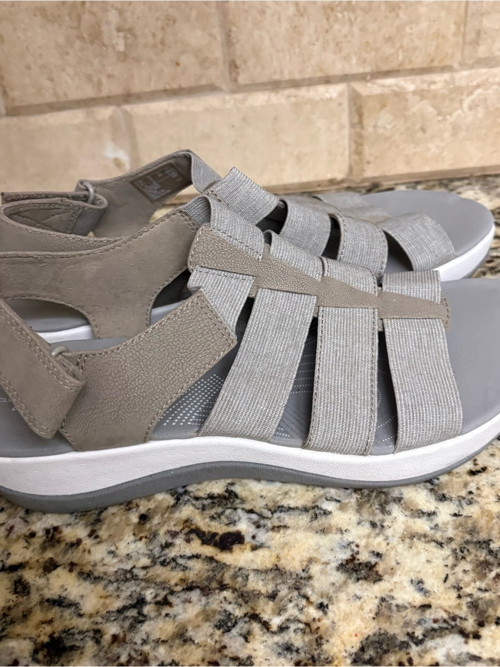 Clarks Women's Strappy Elastic Sandal - Light Gray - Picture 3 of 6